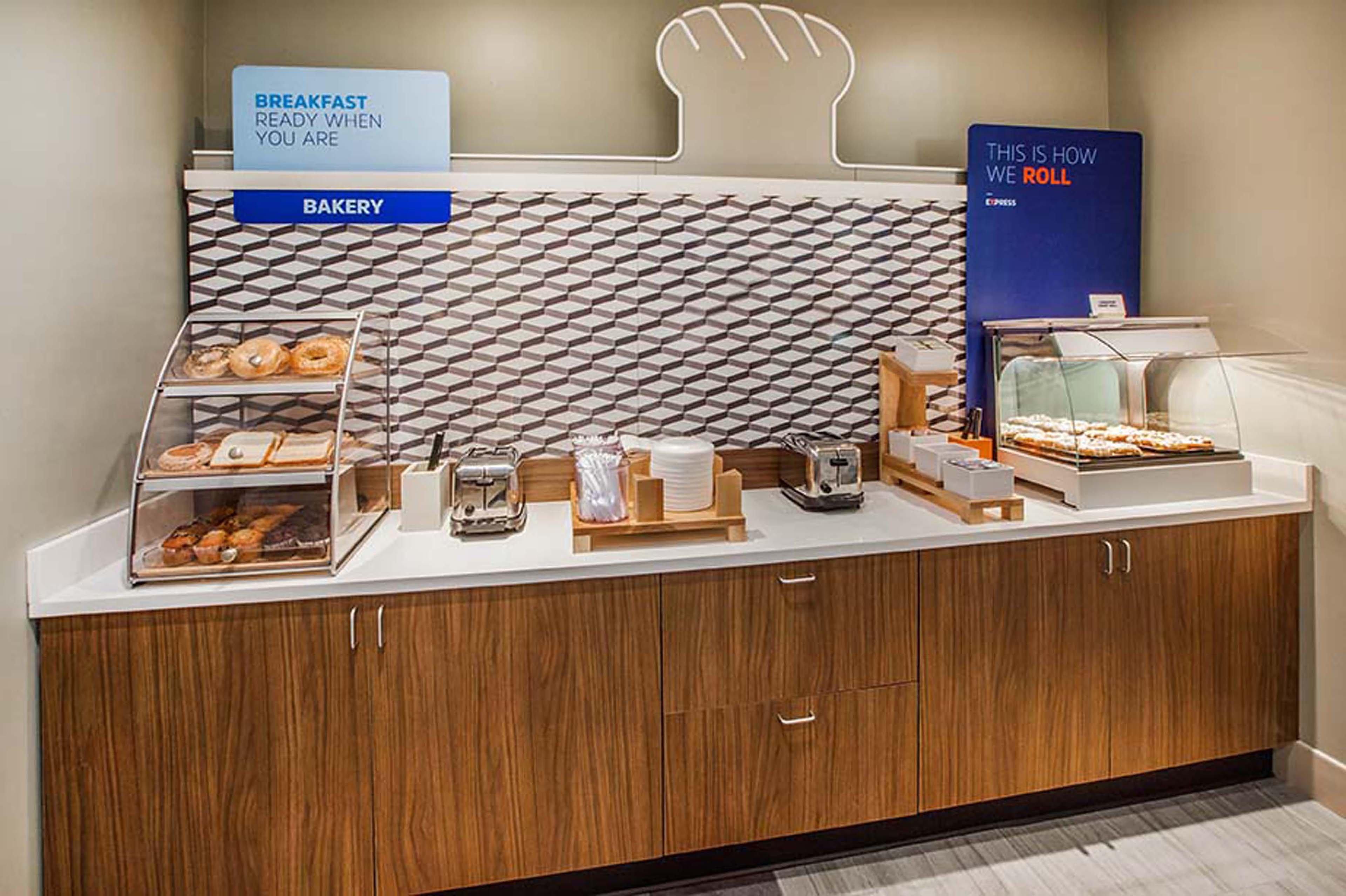 Holiday Inn Express Winnipeg Airport - Polo Park By Ihg Esterno foto