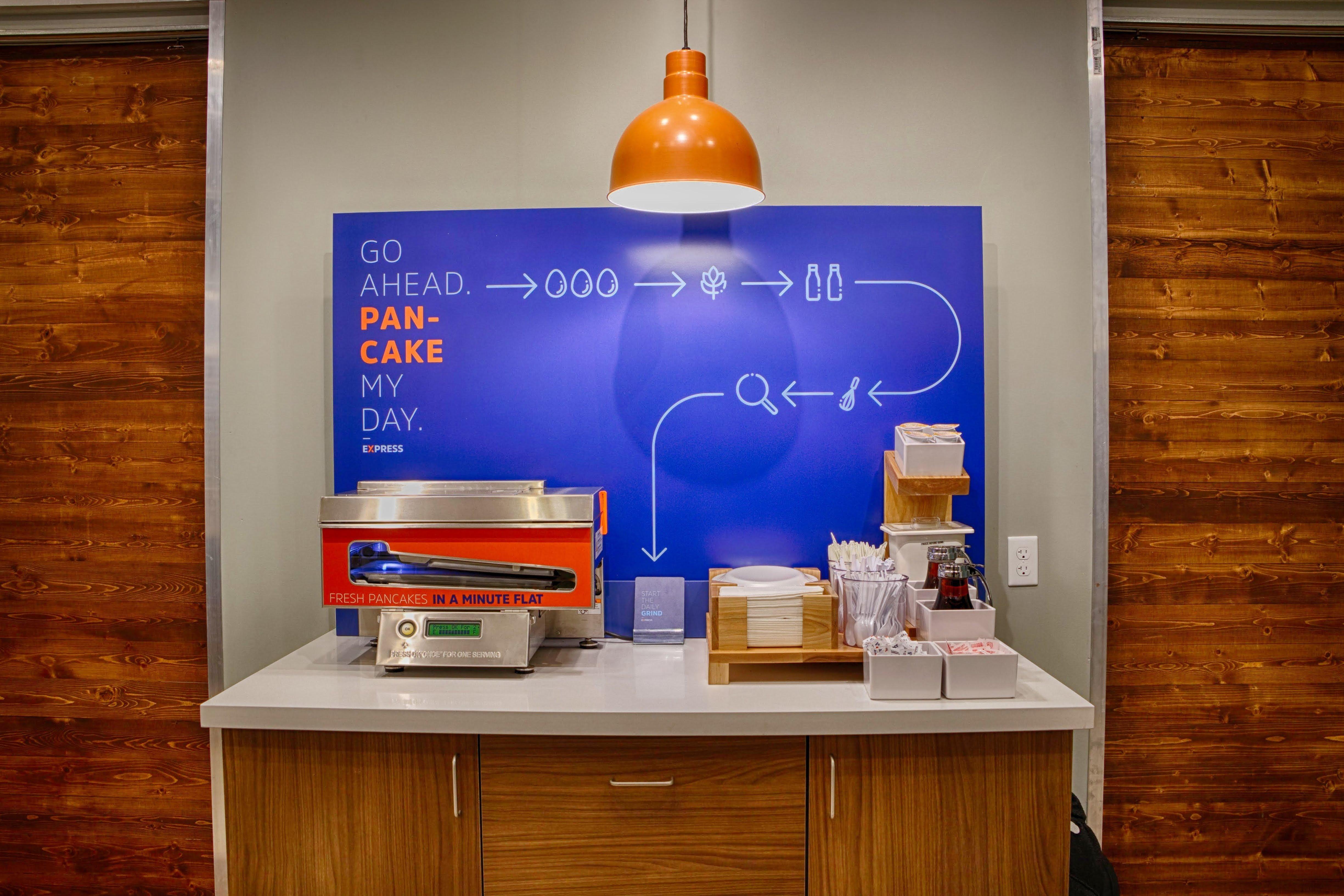 Holiday Inn Express Winnipeg Airport - Polo Park By Ihg Esterno foto