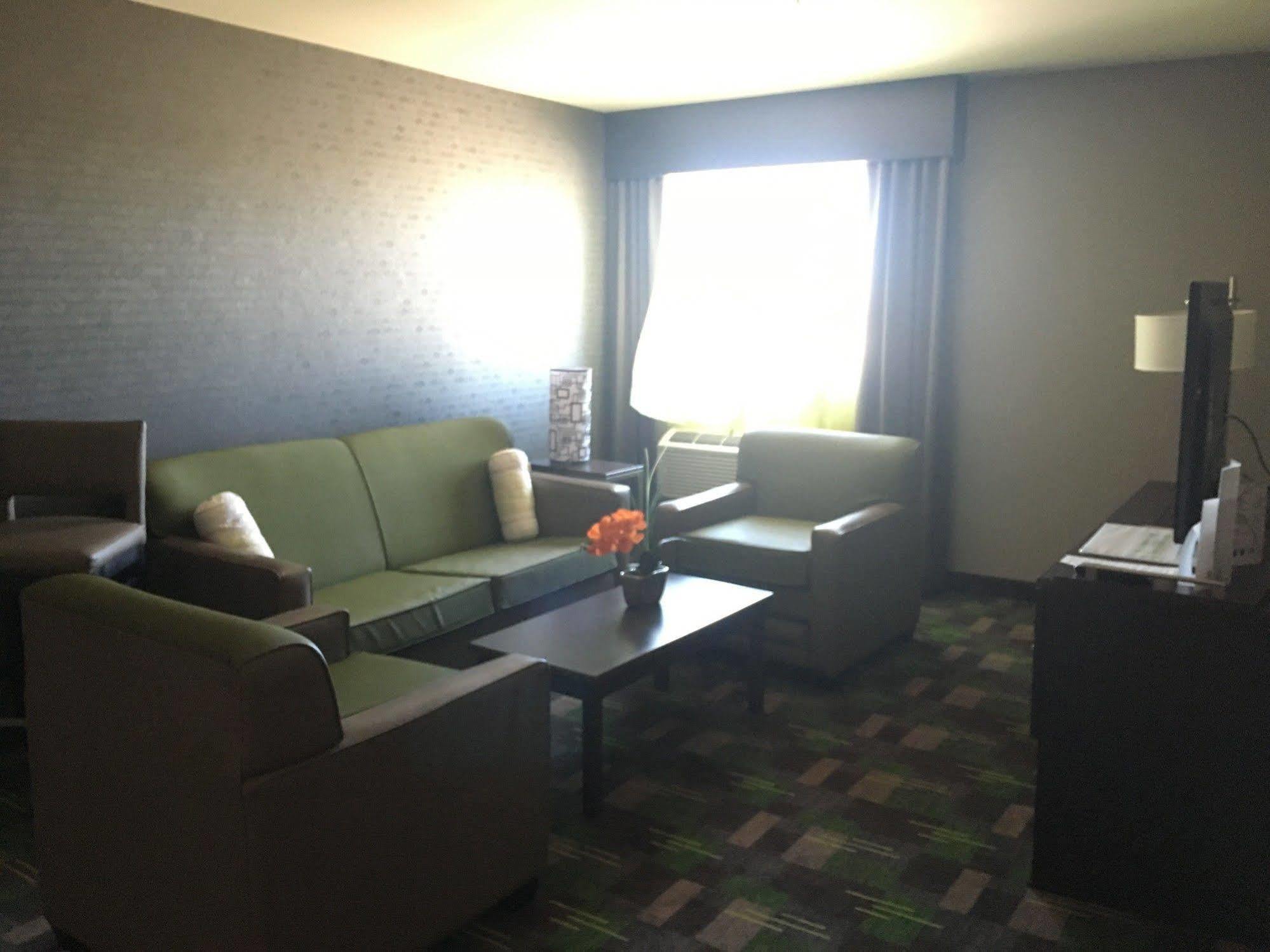 Holiday Inn Express Winnipeg Airport - Polo Park By Ihg Esterno foto