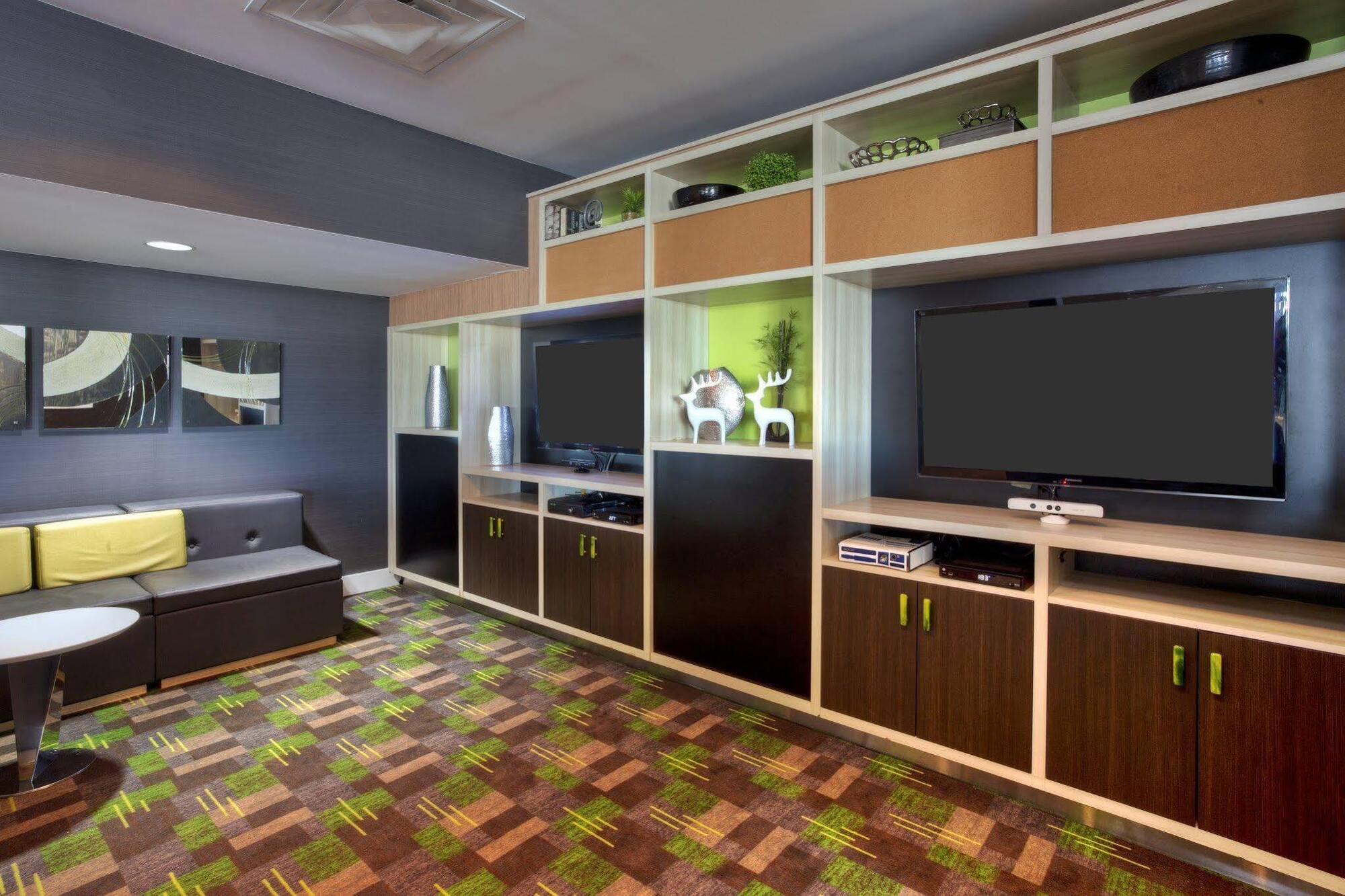 Holiday Inn Express Winnipeg Airport - Polo Park By Ihg Esterno foto