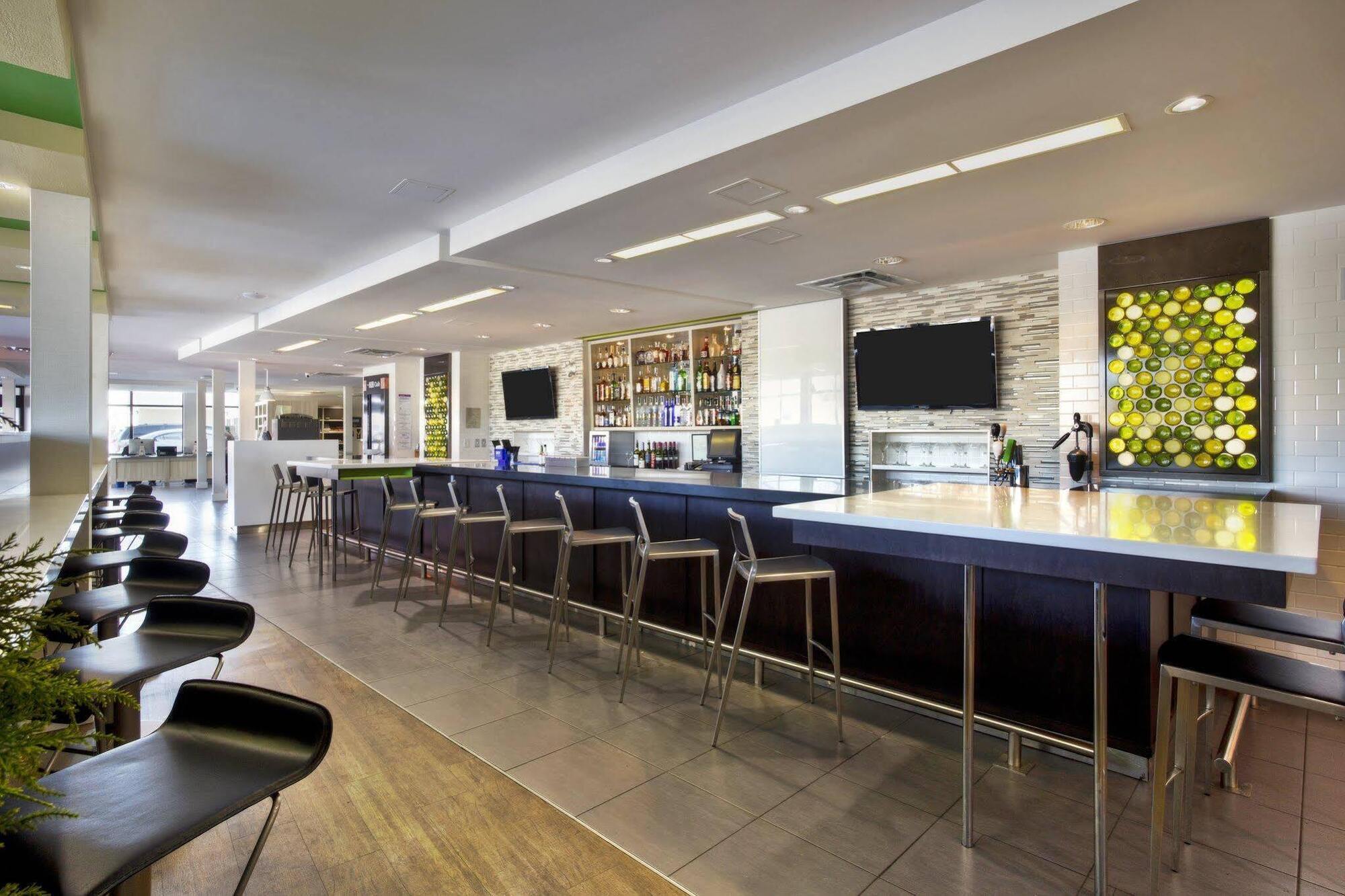 Holiday Inn Express Winnipeg Airport - Polo Park By Ihg Esterno foto