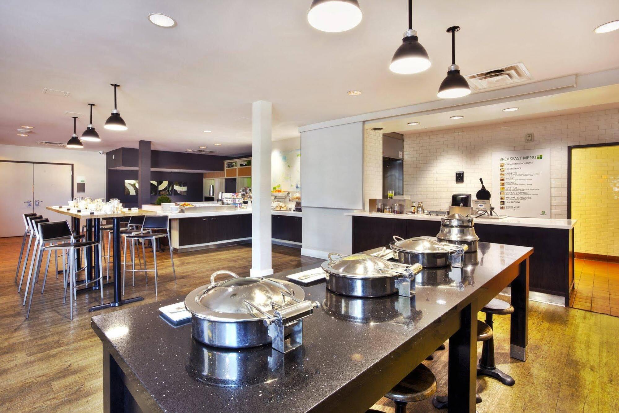 Holiday Inn Express Winnipeg Airport - Polo Park By Ihg Esterno foto