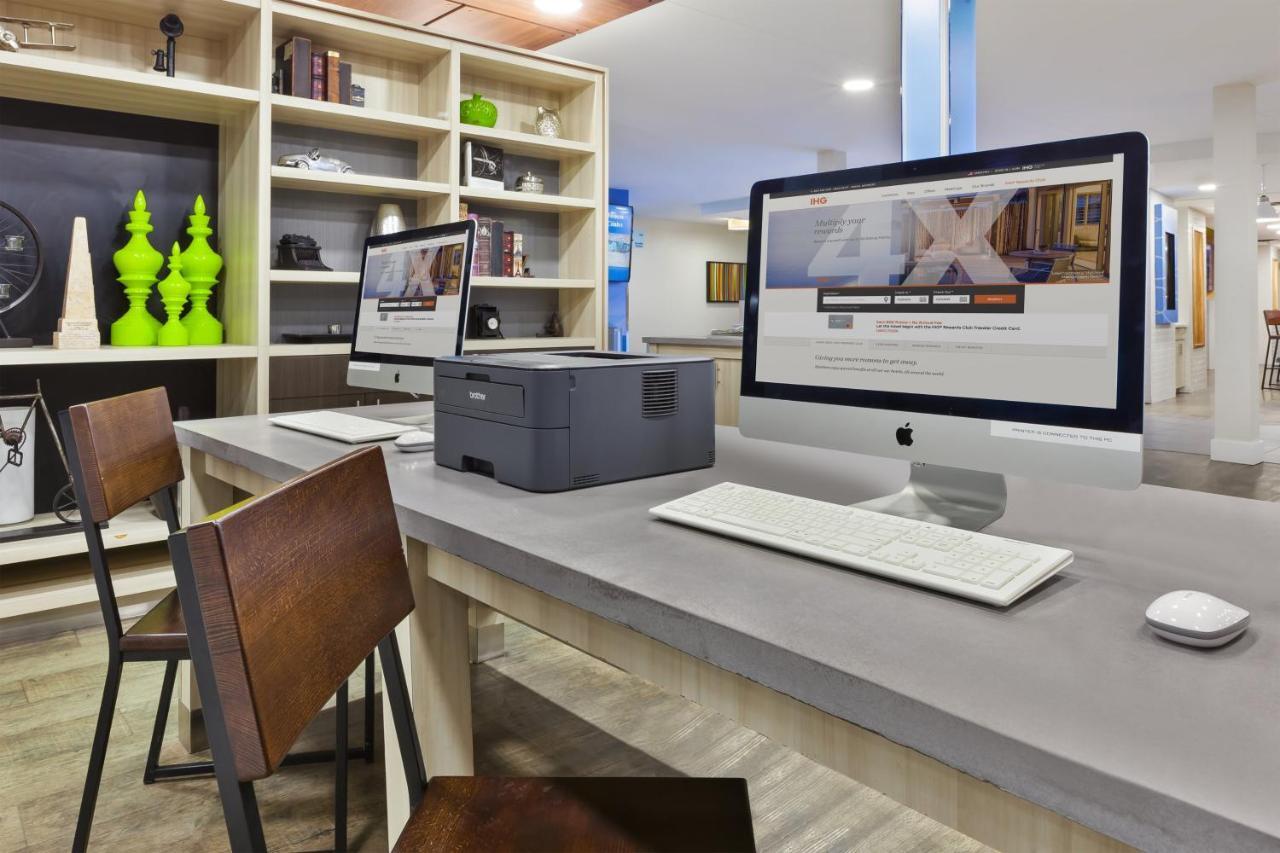 Holiday Inn Express Winnipeg Airport - Polo Park By Ihg Esterno foto
